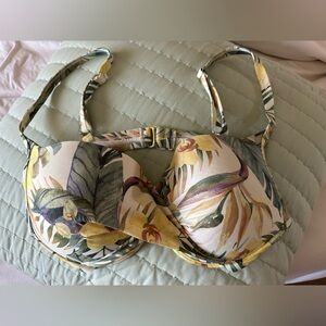 Lot of 3!
Floral Top, bottom and tankini in tropical Yellow & Green floral print